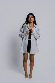 Model wearing the Billy Off-Duty Shirt in grey, front view.